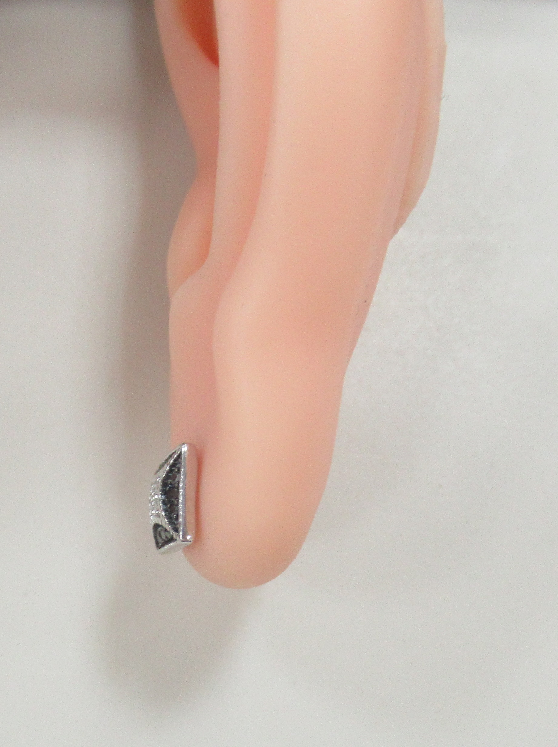 Серебряные серьги-пусеты с бриллиантами